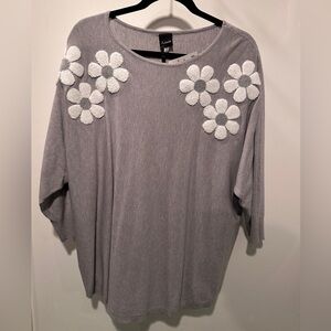 NEW Aaeda Light Gray Daisy-Appliqué Crewneck Sweater 1X